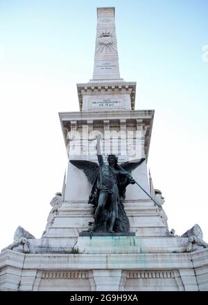 Statue symbolisant l'indépendance au sud du Monument aux restaurateurs de la place Restauradores, érigée en 1886, Lisbonne, Portugal Banque D'Images