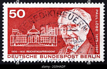 ALLEMAGNE - VERS 1975 : un timbre imprimé en Allemagne montre Paul lobe et Reichstag, président du Parlement allemand 1920-1932, Centenaire de la naissance, vers 1 Banque D'Images