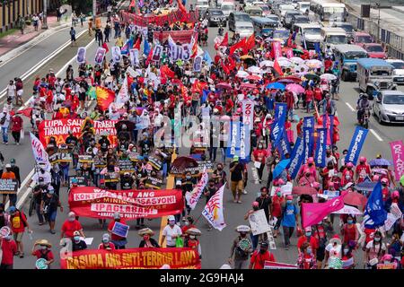 26 juillet 2021, ville de Quezon, région de la capitale nationale, Philippines: Les Philippins protestent contre le dernier discours sur l'État de la nation du Président Rodrigo Roa Duterte. (Image de crédit : © George BUID/ZUMA Press Wire) Banque D'Images