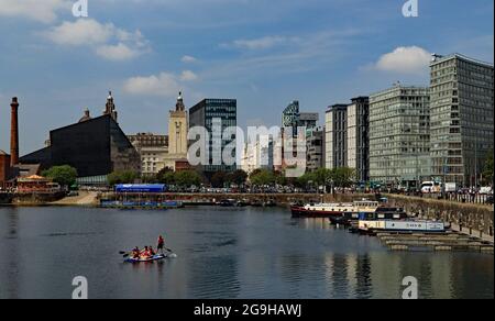 L'été dans la ville, les bateaux sur les canaux et les paddle-boarders à Salthouse amarrer Liverpool surplombée par les bâtiments de la tête de la jetée, y compris le bâtiment de latitude. Banque D'Images