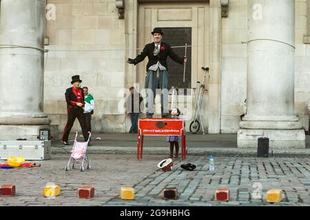 Londres, Royaume-Uni - novembre 2019, l'acteur déguisé comme Charlie Chaplin montre une représentation sur la place principale de Covent Garden sous l'église Banque D'Images