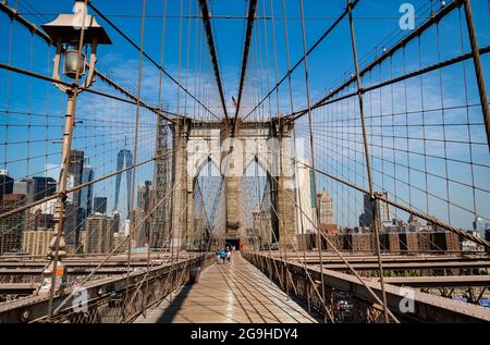 NEW YORK CITY - 17 JUILLET 2021 : vue sur les gratte-ciel de Broklyn depuis le pont de Brooklyn. Banque D'Images