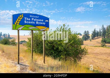 Vue sur le bord de la route du panneau Welcome to the Palouse Scenic Byway lors d'une journée d'été le 15 juillet 2021 à Rockford, Washington. Banque D'Images