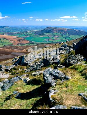 Vue depuis le sommet du mont Sugarloaf en direction du mont Skirrid, Abergavenny, Monbucshire, pays de Galles du Sud. Banque D'Images