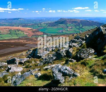 Vue depuis le sommet du mont Sugarloaf en direction du mont Skirrid, Abergavenny, Monbucshire, pays de Galles du Sud. Banque D'Images