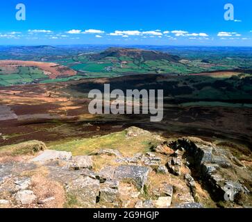 Vue depuis le sommet du mont Sugarloaf en direction du mont Skirrid, Abergavenny, Monbucshire, pays de Galles du Sud. Banque D'Images