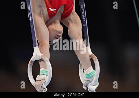 Tokyo, Japon. 26 juillet 2021. Le gymnaste chinois Wei Sun se produit sur les anneaux fixes lors de la finale de l'équipe masculine au centre de gymnastique Ariake aux Jeux Olympiques de Tokyo, au Japon, le lundi 26 juillet 2021. Le ROC a pris l'or, le Japon l'argent et la Chine le bronze. Photo de Richard Ellis/UPI. Crédit : UPI/Alay Live News Banque D'Images