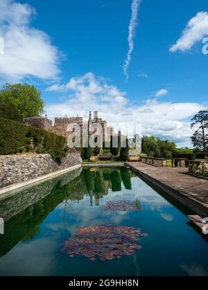 The Lily Pond (anciennement piscine édouardienne) Berkeley Castle, Berkeley, Gloucestershire, Angleterre, Royaume-Uni. Banque D'Images