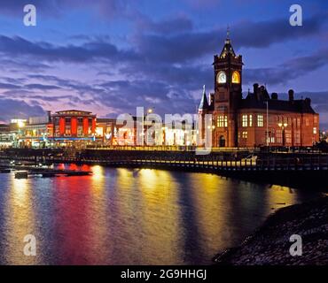 Victorian Pierhead Building at night, la baie de Cardiff, Cardiff, Pays de Galles, Royaume-Uni. Banque D'Images