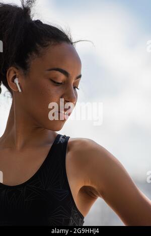 Casque sportif afro-américain en plein air Banque D'Images