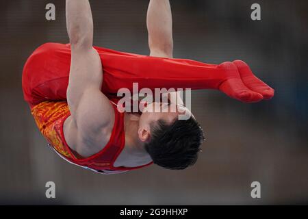 Tokyo, Japon. 26 juillet 2021. Le gymnaste chinois Wei Sun se produit sur les anneaux fixes lors de la finale de l'équipe masculine au centre de gymnastique Ariake aux Jeux Olympiques de Tokyo, au Japon, le lundi 26 juillet 2021. Le ROC a pris l'or, le Japon l'argent et la Chine le bronze. Photo de Richard Ellis/UPI. Crédit : UPI/Alay Live News Banque D'Images