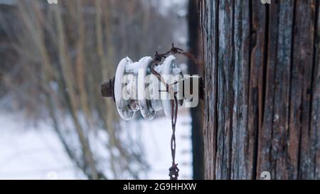 Poteaux électriques de clôture dans la carrière de Liban qui a servi de film pour la liste de Schindler. Camp de concentration de Plaszow dans la ville de Cracovie en Pologne. Saison d'hiver. Banque D'Images