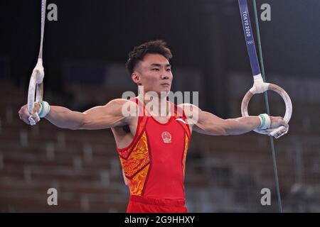 Tokyo, Japon. 26 juillet 2021. Le gymnaste chinois Wei Sun se produit sur les anneaux fixes lors de la finale de l'équipe masculine au centre de gymnastique Ariake aux Jeux Olympiques de Tokyo, au Japon, le lundi 26 juillet 2021. Le ROC a pris l'or, le Japon l'argent et la Chine le bronze. Photo de Richard Ellis/UPI. Crédit : UPI/Alay Live News Banque D'Images