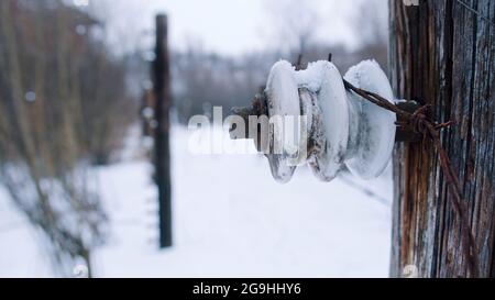 Poteaux électriques de clôture dans la carrière de Liban qui a servi de film pour la liste de Schindler. Camp de concentration de Plaszow dans la ville de Cracovie en Pologne. Saison d'hiver. Banque D'Images