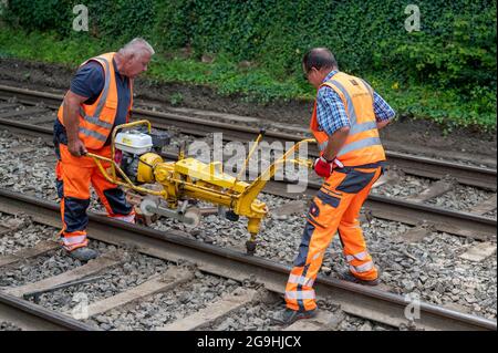 26 juillet 2021, Rhénanie-du-Nord-Westphalie, Altena : travaux de construction de voies ferroviaires détruits dans la région des pays aigre après des glissements de terrain et des inondations. Après une forte pluie sur 14.07.2021, l'endroit était temporairement inaccessible. Photo: Markus Klümper/dpa Banque D'Images