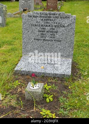 La tombe de Harold Wilson (ancien premier ministre britannique) et de sa femme Lady Gladys Wilson. Cimetière St Mary's, îles de Scilly, Cornouailles, Angleterre, Banque D'Images