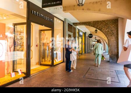 Strasbourg, France, magasins pour femmes, scènes de rue, Vieille ville,Arcades historiques de quartier français, magasins de vêtements locaux, rangée de petits magasins Banque D'Images