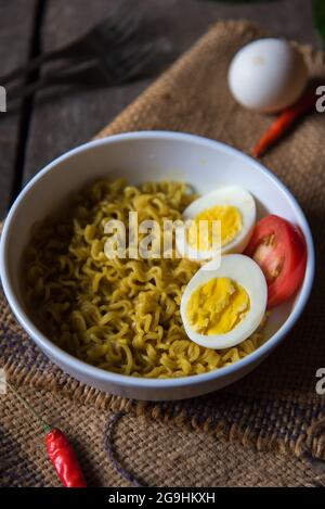 Nouilles aux œufs maggi masala instantanées dans un bol. Vue de dessus. Banque D'Images