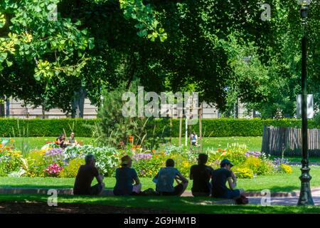 Strasbourg, France, adolescents assis dans le Parc urbain, place de la République, personnes rassemblées, vague de chaleur urbaine, adolescents le jour chaud, [adolescent] Banque D'Images