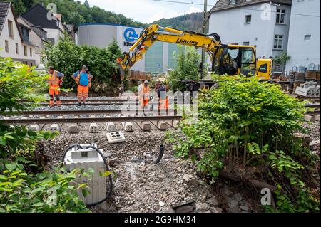 26 juillet 2021, Rhénanie-du-Nord-Westphalie, Altena : travaux de construction de voies ferroviaires détruits dans la région des pays aigre après des glissements de terrain et des inondations. Après une forte pluie sur 14.07.2021, l'endroit était temporairement inaccessible. Photo: Markus Klümper/dpa Banque D'Images