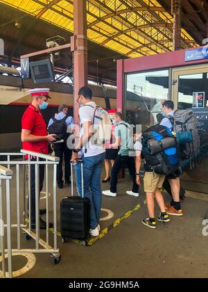 Paris, France, TGV les passagers sont enregistrés pour des billets électroniques à la gare française, les personnes voyageant à l'intérieur, à la gare de l'est Banque D'Images