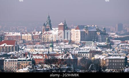 Cracovie, Pologne 03.02.2021 Cracovie vue de Kopiec Krakusa. Horizon de la ville. Bâtiments historiques contre le ciel bleu clair. Une ville ancienne à l'architecture historique. Des tours en hauteur touchent le ciel. Banque D'Images