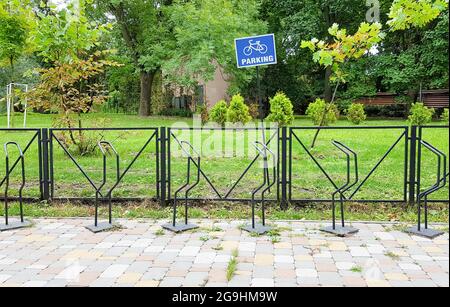 Un panneau rond avec un vélo dans le parking vide. Panneau de parking pour vélos dans le parc public. Banque D'Images