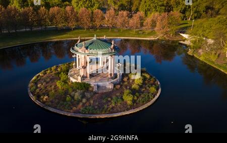 Sunrise peint la lumière à travers le Nathan Frank Bandstand sur le lac Pagoda dans Forest Park à St. Louis, Missouri Etats-Unis. Banque D'Images