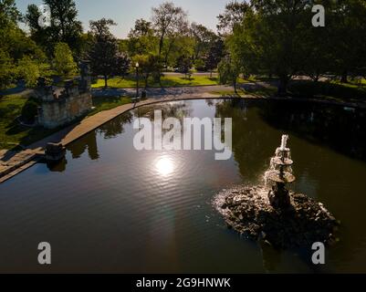 La lumière du matin se reflète à partir de Fountain Pond et de ruines au parc Tower Grove à St. Louis. Banque D'Images