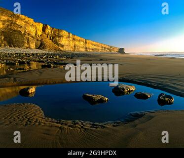 Plage de Traeth Mawr et falaises calcaires de lias, Côte du patrimoine de Glamourgan, vallée de Glamourgan, S. Wales. Banque D'Images