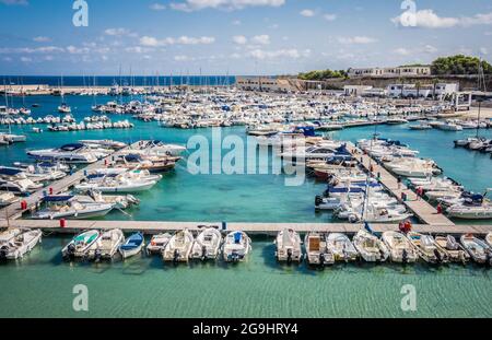 Otrante, Italie - 6 septembre 2017 : Port avec bateaux de la ville d'Otrante, Salento, région des Pouilles, Italie Banque D'Images