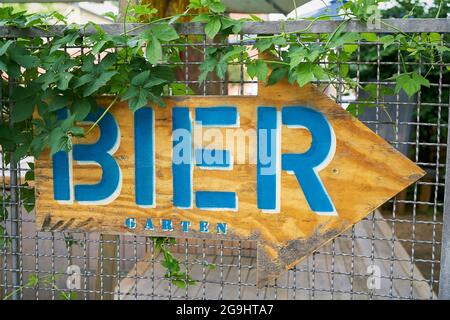 Panneau avec flèche directionnelle avec l'inscription Bier garten (jardin de bière) dans le centre-ville de Berlin Banque D'Images