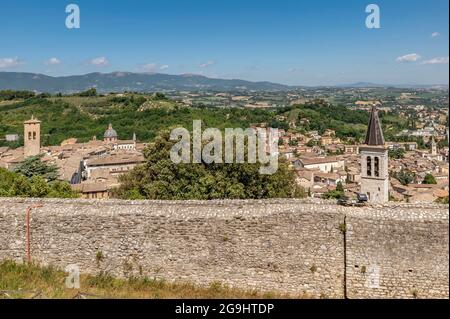 Belle vue aérienne du centre historique de Spoleto, Italie, depuis les murs de la forteresse Banque D'Images