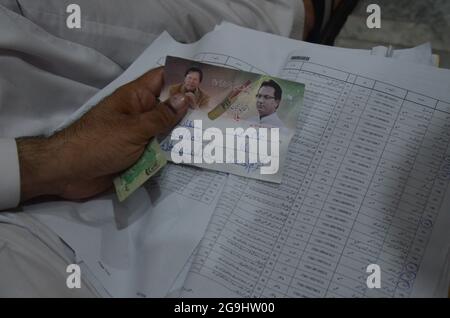 Peshawar, Pakistan. 25 juillet 2021. Un homme qui a voté pour l'élection de l'Azad Cachemire 2021. Les gens font la queue pour voter. (Photo de Hussain Ali/Pacific Press/Sipa USA) crédit: SIPA USA/Alay Live News Banque D'Images