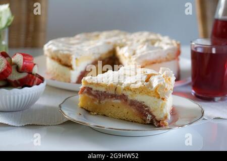 gâteau de rhubarbe sur une table blanche et un spritzer de rhubarbe Banque D'Images