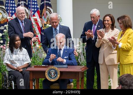 De gauche à droite, l'artiste Tiree Brown, le sénateur Patrick Leahy (D-VT), l'ancien congressiste Tony Coelho, le président des États-Unis Joe Biden, le représentant Steny Hoyer (D-MD), le vice-président Kamala Harris et le président de la Représentante de la Chambre Nancy Pelosi (D-CA), Se réunir après que le président Biden ait signé un élargissement de la loi américaine sur les personnes handicapées pour inclure les conditions relatives à la longue COVID, dans le jardin des roses de la Maison Blanche à Washington, le lundi 26 juillet 2021. Credit: Amanda Andrade-Rhoades / CNP / MediaPunch Banque D'Images