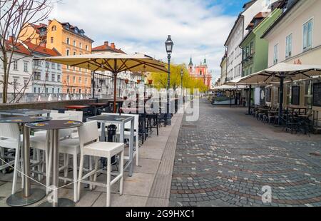 Des rues vides dans la vieille ville de Ljubljana le dimanche matin du printemps en raison de la quarantaine du coronavirus, Ljubljana, Slovénie Banque D'Images