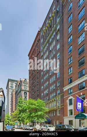 39 Fifth Avenue (2e de droite) est un immeuble d'appartements de renom conçu par Emery Roth dans Greenwich Village. Banque D'Images