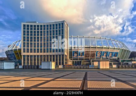 Vue sur le complexe sportif national Olimpiyskiy depuis la place Troyitska. Kiev, Ukraine Banque D'Images