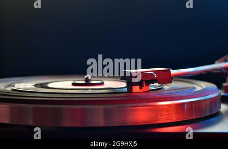 Gros plan de la platine neede sur un disque vinyle. Platine lecture d'un enregistrement vinyle Banque D'Images