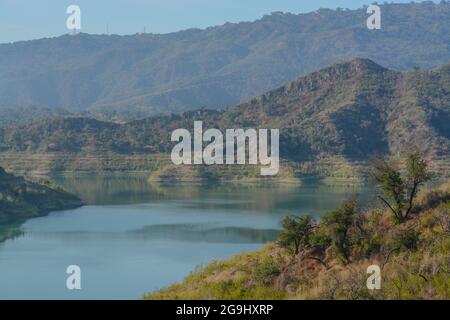 Magnifique lac Casitas dans les montagnes accidentées de Ventura, Ventura County, Californie Banque D'Images