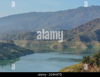 Magnifique lac Casitas dans les montagnes accidentées de Ventura, Ventura County, Californie Banque D'Images