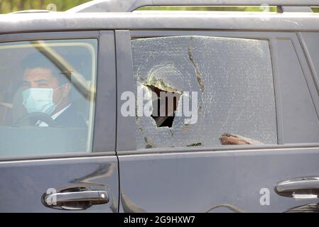 Tunis, Tunisie. 26 juillet 2021. La voiture blindée de Rached Gannouchi. Des affrontements ont éclaté ce matin devant le siège de l'Assemblée des représentants du peuple (ARP) entre les citoyens et les membres du mouvement Ennahdha et de la Coalition Al Karama. Photo: Yassine Mahjoub. (Credit image: © Chokri Mahjoub/ZUMA Press Wire) Banque D'Images