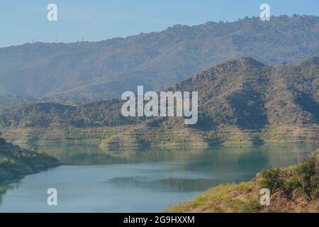 Magnifique lac Casitas dans les montagnes accidentées de Ventura, Ventura County, Californie Banque D'Images