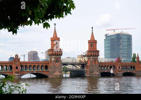 Le pont Oberbaum, au-dessus de la Spree à Berlin, relie les quartiers Kreuzberg et Friedrichshain Banque D'Images