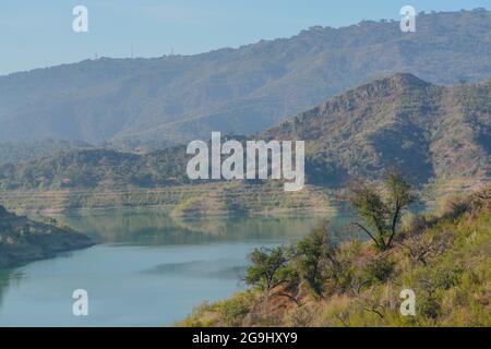 Magnifique lac Casitas dans les montagnes accidentées de Ventura, Ventura County, Californie Banque D'Images