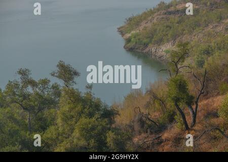 Magnifique lac Casitas dans les montagnes accidentées de Ventura, Ventura County, Californie Banque D'Images