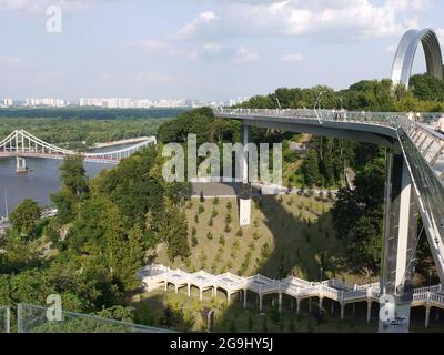 Passerelle piétonne au-dessus du remblai de la rivière Dniepr à Kiev Banque D'Images