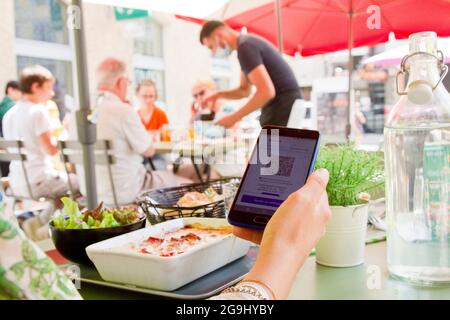 Depuis juillet 21, le passe Santé est requis pour accéder à des lieux de loisirs et culturels pouvant accueillir au moins 50 personnes. Dès le début du mois d'août, il devrait devenir obligatoire dans les cafés, les bars, les restaurants, les centres commerciaux, les maisons de retraite et les transports longue distance, ici illustration de la passe sanitaire dans un restaurant. France le 26 juillet 2021. Photo de Durand Thibaut/ABACAPRESS.COM Banque D'Images