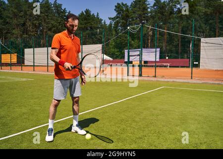 Entraînement de joueur de tennis professionnel à poil sombre sur le court Banque D'Images